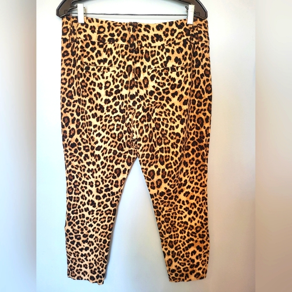 4 for $30 🌈 Torrid leopard print stretch capri pants size 10 - Picture 2 of 6